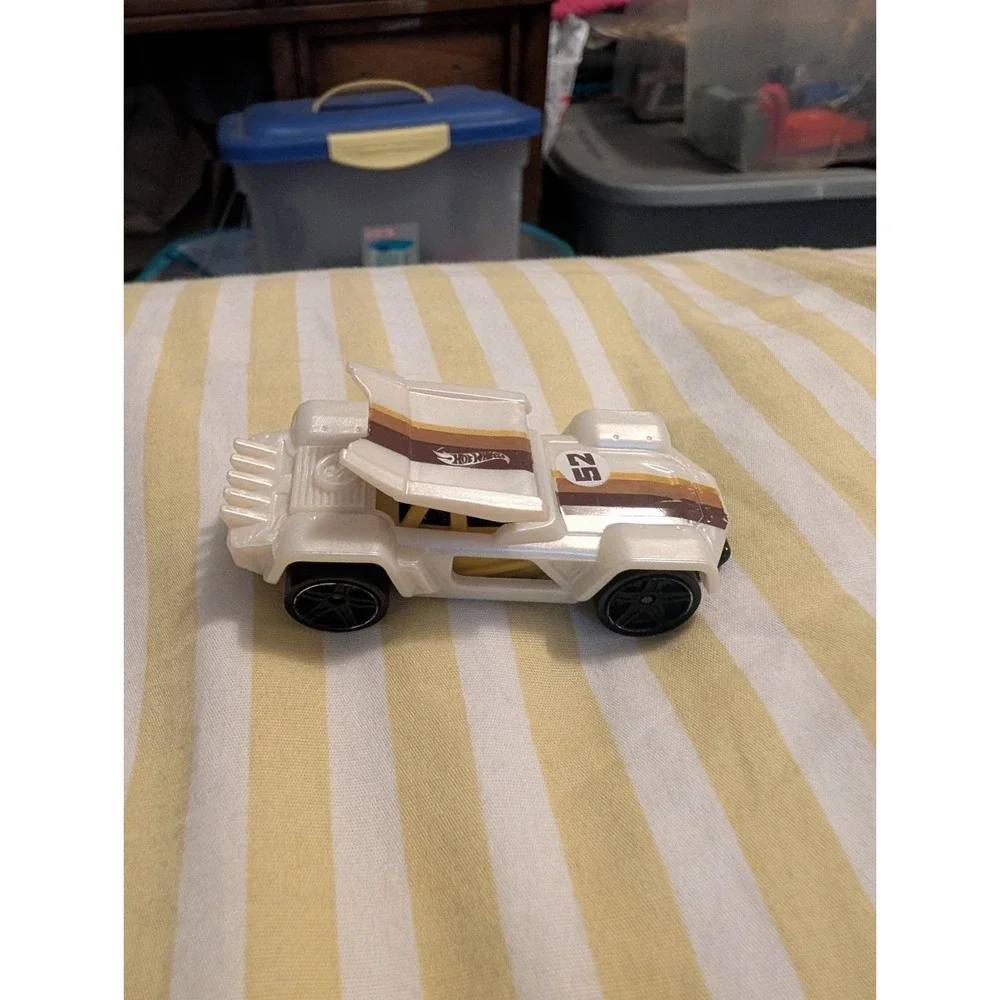 2015 Hot Wheels 100 HW Off-Road Bull Whip White Variant Race Truck CFG90